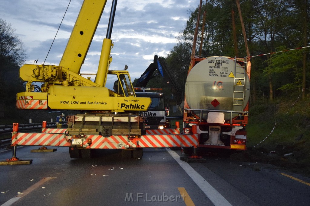 VU Gefahrgut LKW umgestuerzt A 4 Rich Koeln Hoehe AS Gummersbach P573.JPG - Miklos Laubert